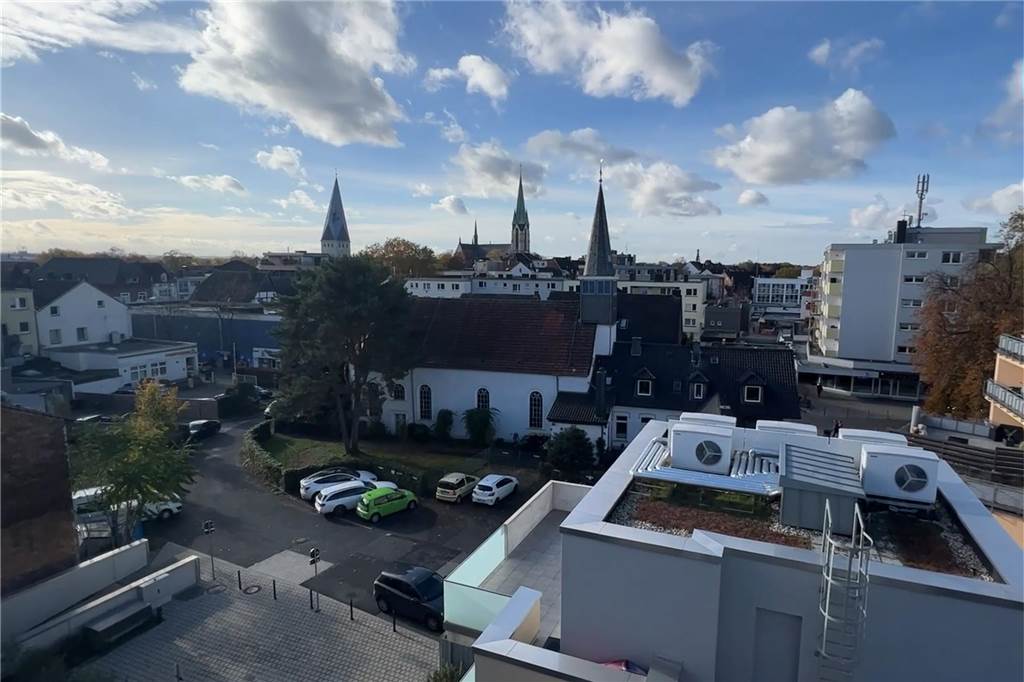 Extravagante Immobilien: Fußbodenheizung im Keller oder hohe Fenster Ein Blick aus dem Fenster des Penthouses in Kamen.