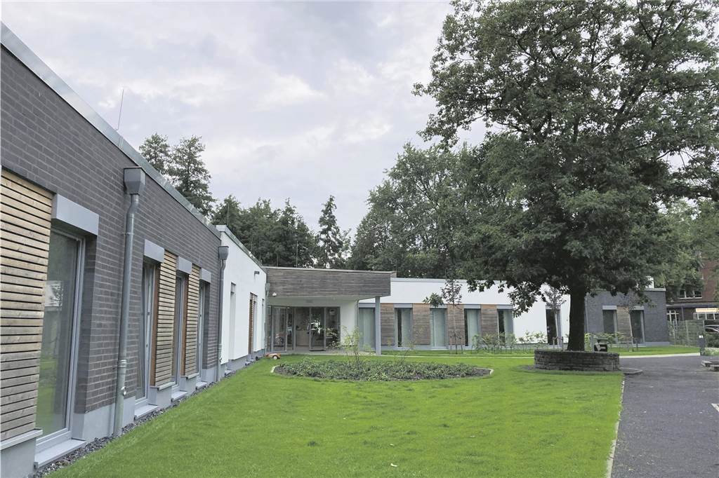 Ein Jahr Klara Hospiz: Das letzte Zuhause für sterbende Menschen Der Ausgang zum Garten, in dem es neben Rasen und Blumenrabatten mit Insektenhotel auch eine Boule-Bahn gibt.