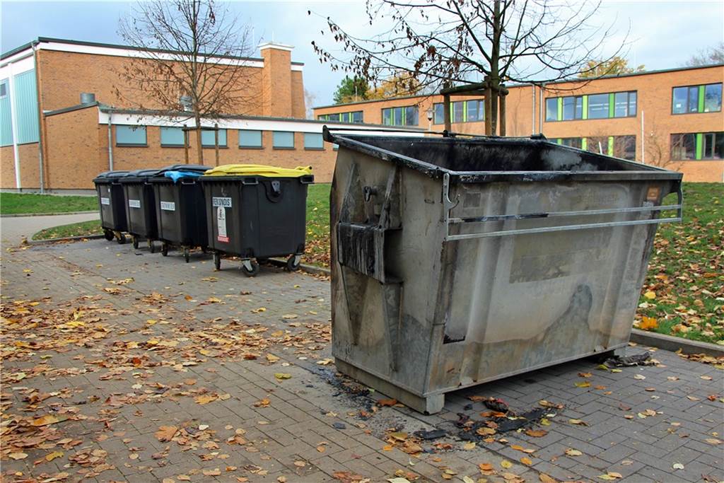 Brandstifter zünden zum vierten Mal Container auf Schulhof an Der ausgebrannte Container am Tag danach.
