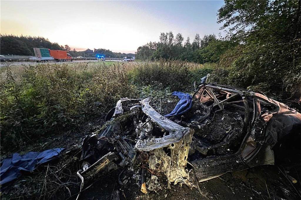 Porsche ausgebrannt - 2 tote Insassen: Schockierende Bilder vom Kreuz Dortmund/Unna Der ausgebrannte Porsche an der Unfallstelle im Kreuz Dortmund/Unna von A44 und A1.