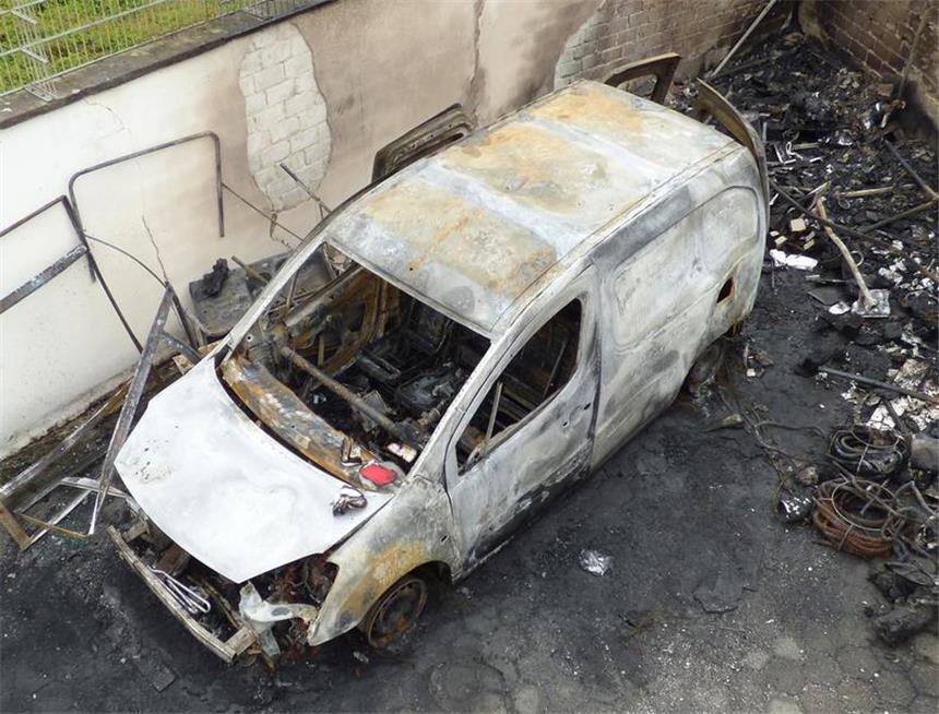 Lockte Auftragsmörder Mann mit Brand vor die Tür? Der ausgebrannte Transporter.