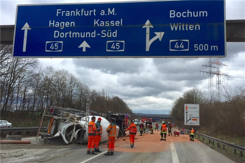 Lkw verliert Diesel und Beton Der ausgelaufene Diesel wurde von der Feuerwehr mit Bindemittel aufgenommen.