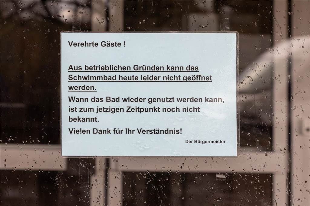 Türen des Losbergbads in Stadtlohn waren vorübergehend geschlossen Aushang am Hallenbad
