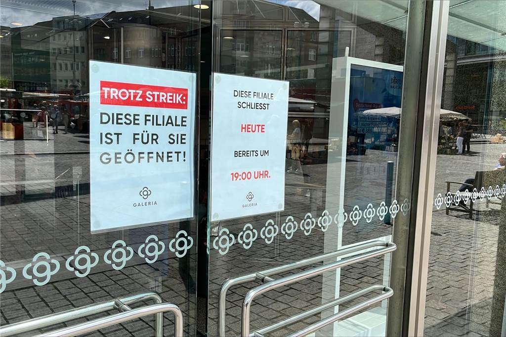 Warnstreik bei Karstadt und Co: Kunden bekommen die Folgen zu spüren Der Aushang an den Eingängen von Karstadt in Dortmund am Tag des Warnstreiks.
