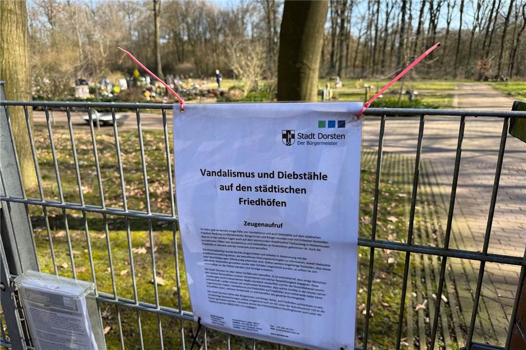 Der Aushang der Stadt Dorsten zu Vandalismusschäden am Zaun des Waldfriedhofs Schultenfeld in Wulfen-Barkenberg