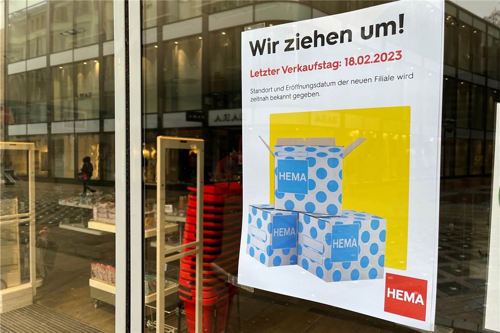 Hema schließt Filiale am Westenhellweg Der Aushang im Fenster wirft Fragen auf.