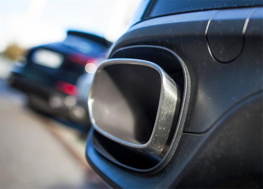 Fußgänger bringt Porschefahrer vor Gericht Der Auspuff eines Porsche (Symbolbild): Ein Fußgänger hat einen Porschefahrer vor Gericht gebracht.