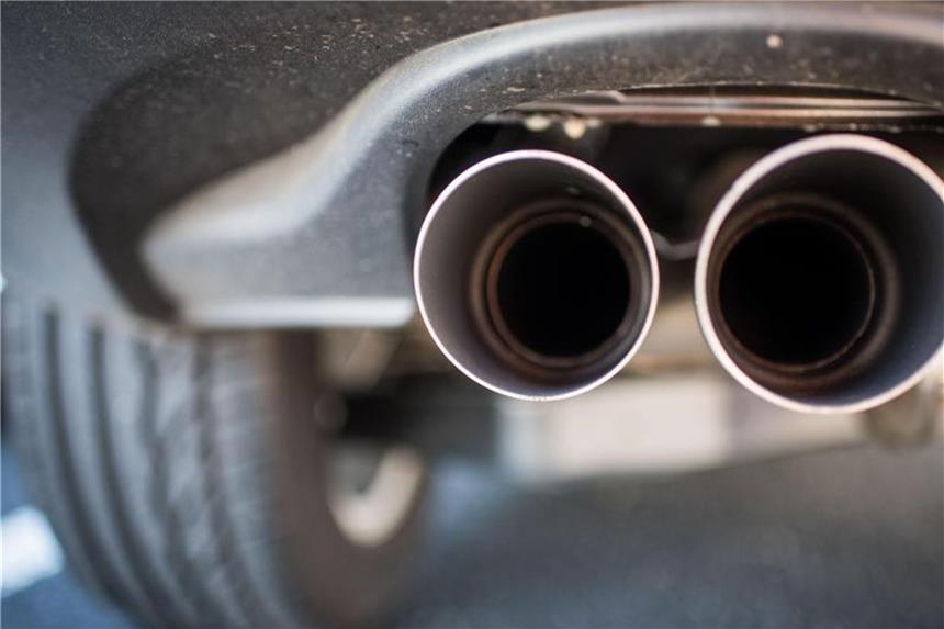 Der Auspuff eines VW Tiguan: Die Abgastests an Affen könnten die Debatte um Fahrverbote beeinflussen. Foto: Julian Stratenschulte