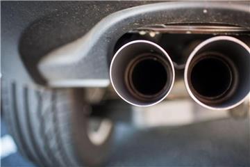 Der Auspuff eines VW Tiguan: Die Abgastests an Affen könnten die Debatte um Fahrverbote beeinflussen. Foto: Julian Stratenschulte