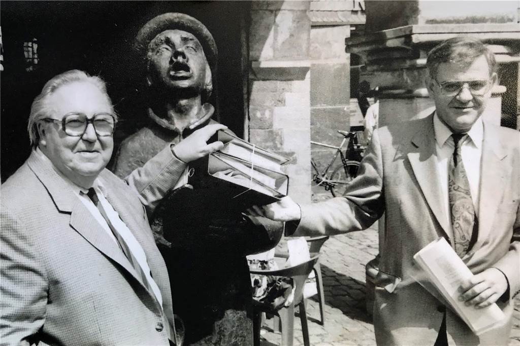 Mit Video: Das haben der Ausrufer auf dem Werner Marktplatz und der Schweinehändler gemeinsam Der Ausrufer auf dem Marktplatz wurde 1986 aufgestellt. Hier zu sehen sind außerdem der ehemalige Kreistagsabgeordnete Ernst Klaes (l.) und der ehemalige Stadtsparkassendirektor Gerd-Ludwig Dresen.