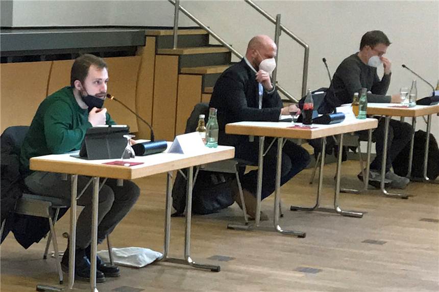 Stadt will noch in diesem Jahr fünfstelligen Betrag in 30 Klima-Maßnahmen investieren - mindestens Der Ausschuss-Vorsitzende Maximilian Falkenberg (l.) hörte genau hin, als die Verwaltung erklärte, welche Klimaschutz-Maßnahmen sie in diesem Jahr noch umsetzen will - und wie viel Geld sie dafür zu Verfügung hat.