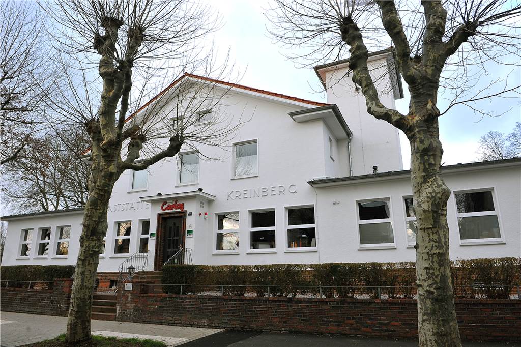 Carlos lässt Terrasse geschlossen – obwohl er öffnen dürfte Der Außenbereich am ehemaligen Haus Kreinberg wird zurzeit umgestaltet.
