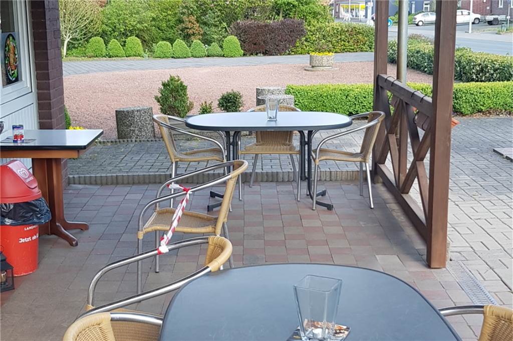 Mutig: Pizzeria in Stockum eröffnet mitten in der Corona-Krise Der Außenbereich der Pizzeria ist aktuell abgesperrt.