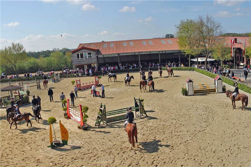 Reitverein St. Georg bekommt Geld vom Land für Außenplatzsanierung Der Außenreistplatz an der Reithalle in Ottenstein-Hörsteloe beim jüngsten Mai-Turnier aus der Vogelperspektive. Der Sand wird bei der Instandsetzung ausgetauscht.
