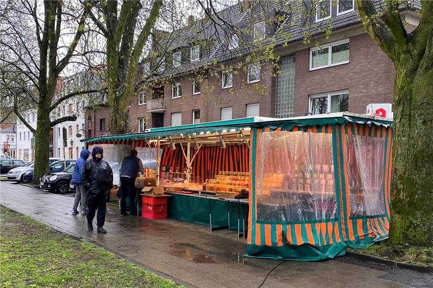 Abgebrochen! Krammarkt in Haltern am See wird frühzeitig abgesagt Der Aussteller im Galen-Park packt gerade seine Sachen ein.