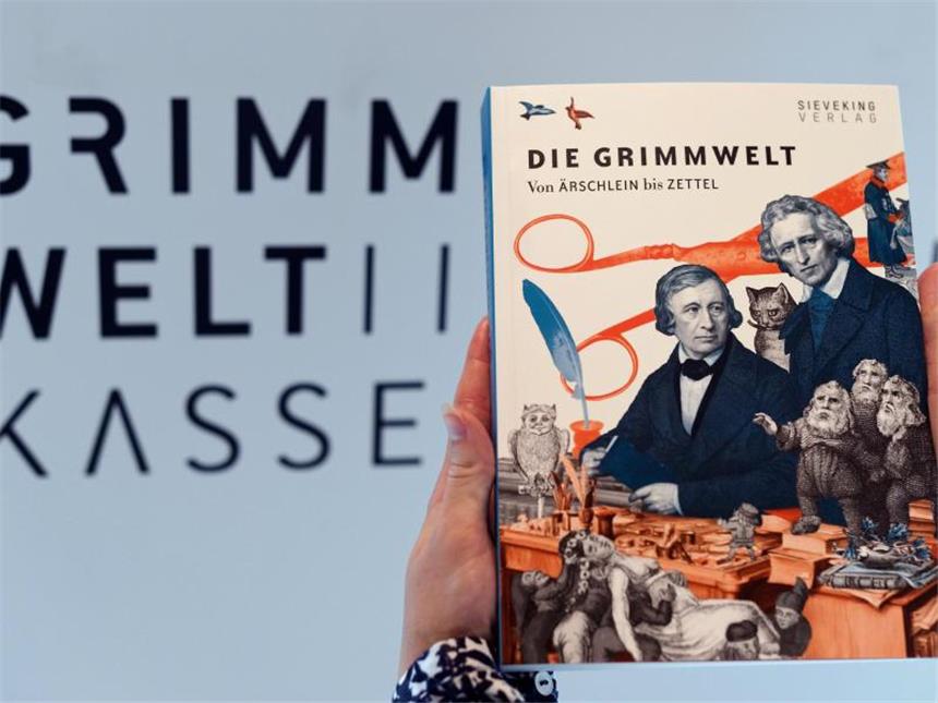 Die Grimmwelt ist ein begehbares Wörterbuch Der Ausstellungskatalog "Die Grimmwelt. Von Ärschlein bis Zettel". Foto: Swen Pförtner