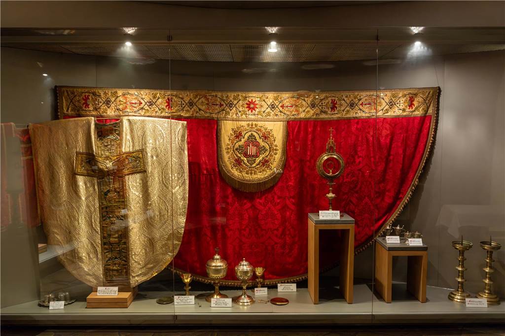 Der Ausstellungsraum in der Krypta mit verschiedenen Gegenständen wie alte Gewänder, Kelche oder die Sonnenmonstranz aus dem Jahre 1590.