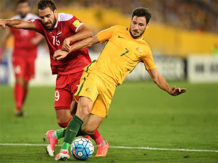 Einsatz von Herthas Leckie unklar - Selke vor Debüt Der Australier Mathew Leckie (r) hat ein paar Blessuren von der Länderspielreise mitgebracht. Foto: Dean Lewins