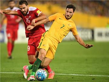 Der Australier Mathew Leckie (r) hat ein paar Blessuren von der Länderspielreise mitgebracht. Foto: Dean Lewins