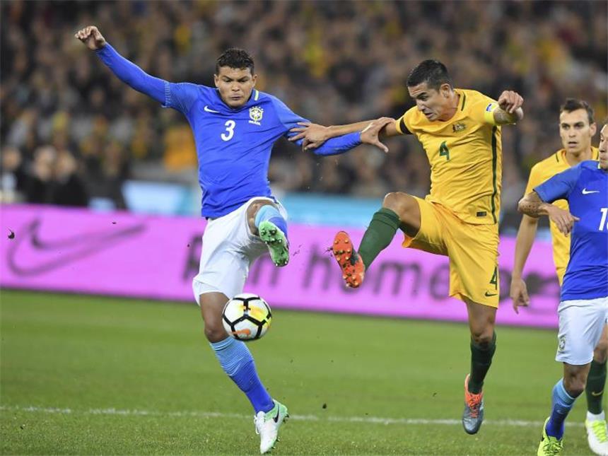 Australien verliert 0:4 gegen Brasilien Der Australier Tim Cahill (r) im Zweikampf mit dem Brasilianer Thiago Silva (l). Foto: Andy Brownbill