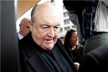 Der australische Erzbischof Philip Wilson kommt nach der Urteilsverkündung aus dem Gericht im australischen Newcastle. Foto: Darren Pateman/AAP