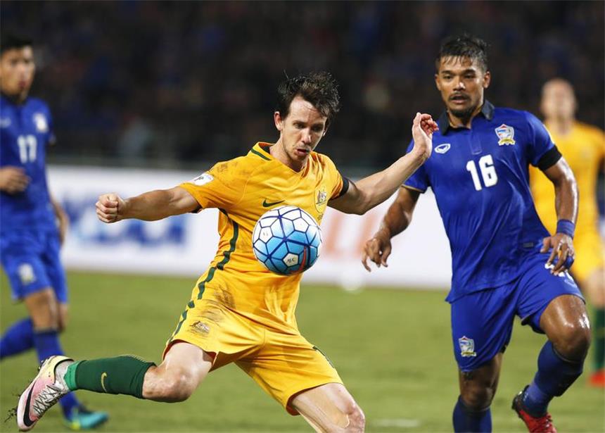 Der australische Nationalspieler Robbie Kruse trägt künftig das Trikot des VfL Bochum.