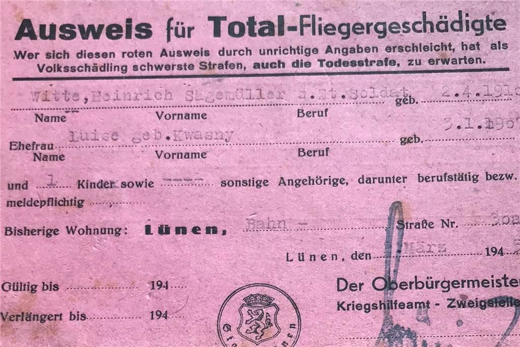 Vor 75 Jahren: Diese Zeitung berichtete den Lünern vom Ende des Krieges Der Ausweis für "Total-Fliegergeschädigte" in Lünen.