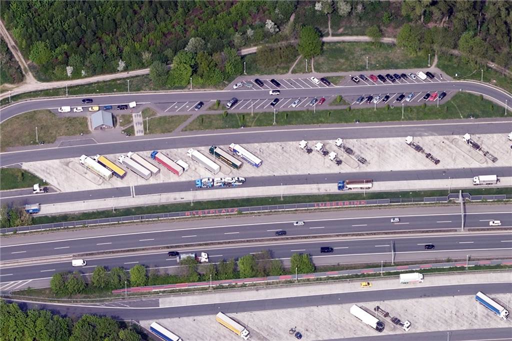 Bekannter Sex-Rastplatz im Ruhrgebiet: Realität oder bloß moderne Sage? Der Autobahn-Rastplatz Lusebrink (oben) ist seit Jahren berüchtigt. Dort wird immer wieder von Treffen Homosexueller gesprochen, die sich dort zum Geschlechtsverkehr verabreden. Gerüchte um den Parkplatz in der Gegenrichtung der A42 (Holthauser Bruch, unten) bestätigten sich bei unserer Recherche nicht.