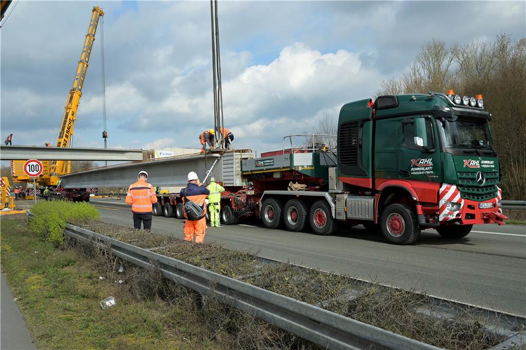 „Alles ist Pionierarbeit“ bei besonderer Brücke auf der A1 Der Autobahnabschnitt der A1 war am Samstag Schauplatz der Bauarbeiten.