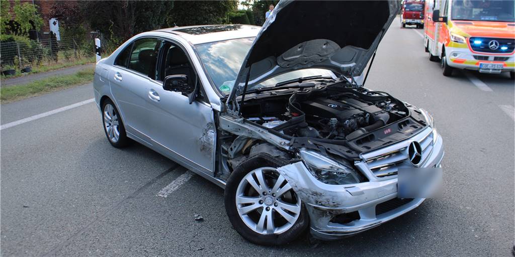 Wendemanöver auf B 58: Autos kollidieren - zwei Verletzte im Krankenhaus Ein zerstörtes Auto