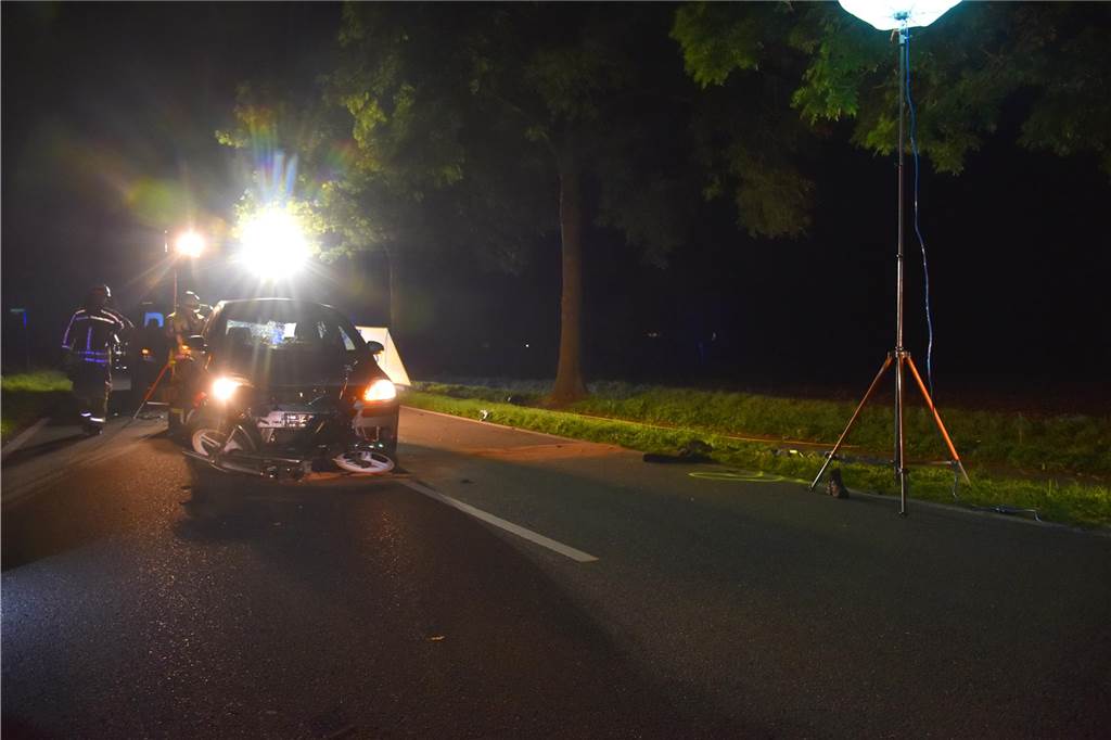 Mofafahrer (18) aus Wessum von Auto erfasst und tödlich verletzt Der Autofahrer hatte offenbar keine Chance auszuweichen oder zu bremsen. Er erfasste den Mofafahrer frontal. Das Auto kam erst gute 50 Meter hinter der Einmündung von Averesch und Schulstraße zum Stehen.