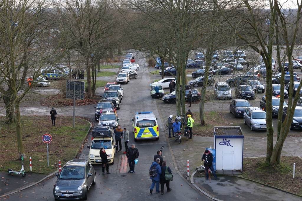 Stadt Dortmund schränkt kurzfristig Corona-Demo ein – Protestler umgehen Verbot Der Autokorso, der deutlichen Zuwachs durch die aufgelöste Standkundgebung in der City bekam, sammelte sich vor dem Start am Remydamm.