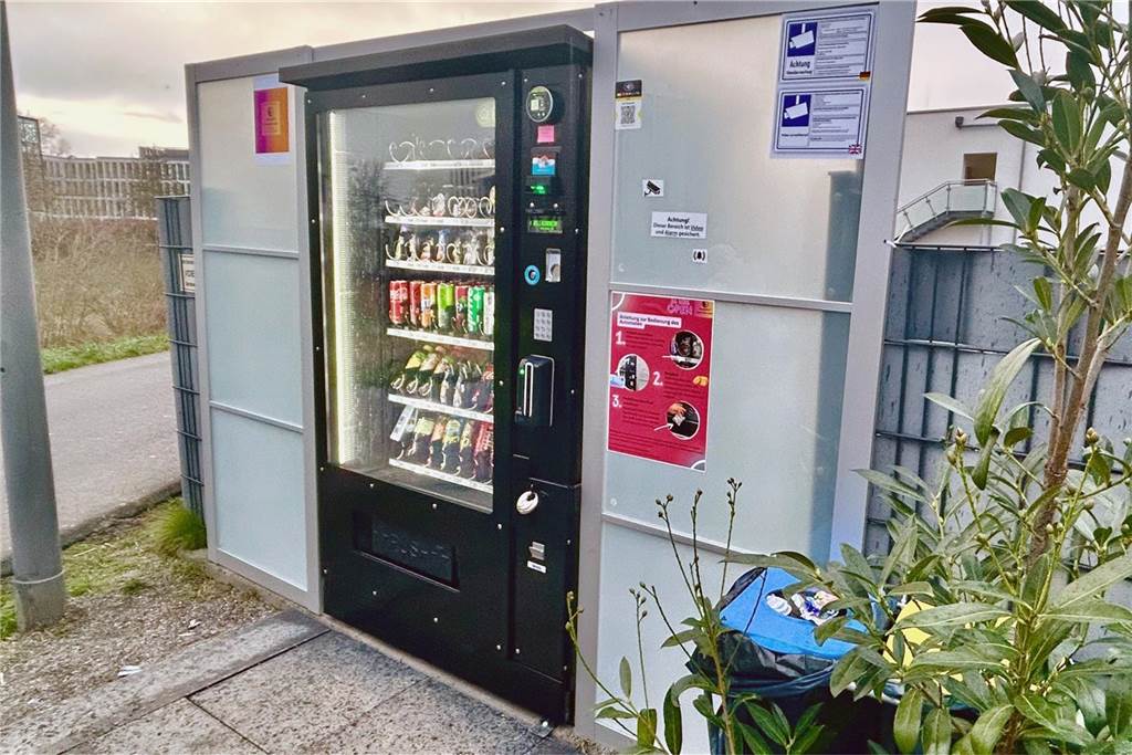 Wodka, Whiskey und E-Zigaretten in Grundschulnähe - Ordnungsamt schritt ein Der Automat steht auf einem Privatgrundstück am Emscherweg am Phoenix-See. Genau auf der anderen Straßenseite ist die Weingarten-Grundschule.