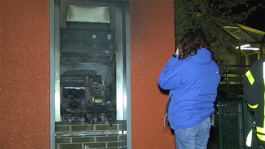 Geldautomat hielt Sprengsatz stand Der Automat wude zerstört - das Gebäude erlitt jedoch keinen größeren Schaden.