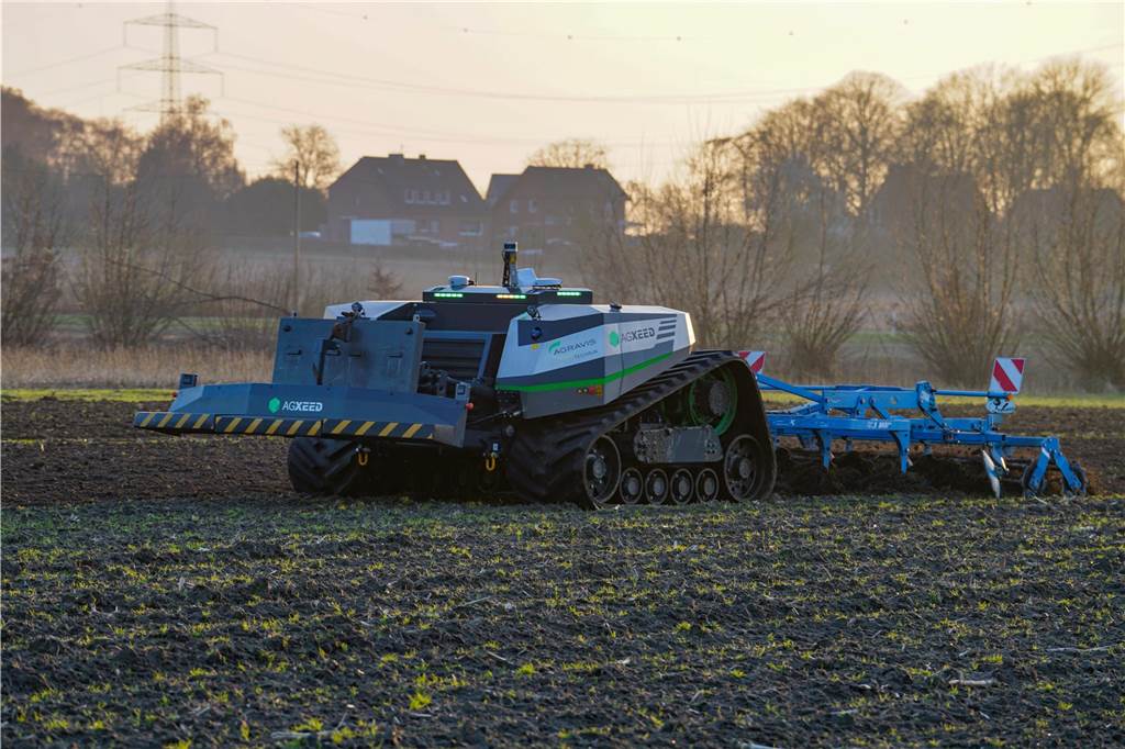 KI auf dem Acker: Kann der autonome Schlepper auch im Dorf überzeugen? Der autonome Schlepper-Roboter verrichtet seine Arbeit ohne Feierabend machen zu müssen oder müde zu werden. Das sind große Vorteile in der Hochzeit einer Saison.