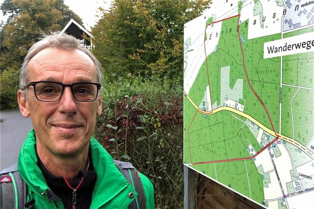 10 Tipps, wie Wanderungen zum Erfolgs-Erlebnis werden Der Autor am Startpunkt des Rundwanderweges W1 „Mutter Stuff“ vor der Wanderkarte.