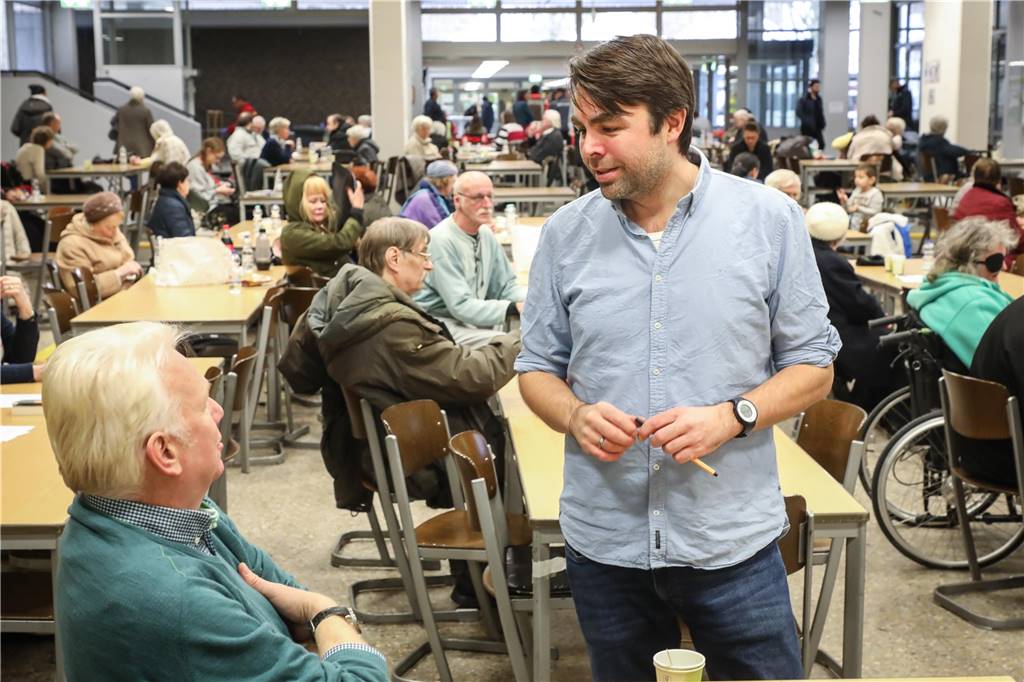 So war die Stimmung im Evakuierungszentrum in Scharnhorst Der Autor Ben Redelings (r.) moderierte das Fußballquiz während der Evakuierung. Hier im Gespräch mit Oberbürgermeister Ullrich Sierau.