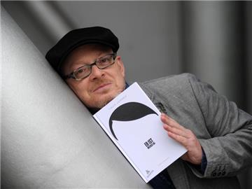 Der Autor, das Buch, das Theaterstück: «Er ist wieder da» von Timur Vermes kam in Memmingen erstmals auf die Bühne. Foto: Uwe Zucchi