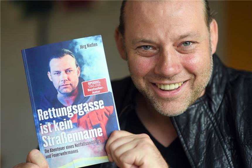 Wenn Helfer im Notfall nicht durchkommen Der Autor Jörg Nießen mit seinem Buch "Rettungsgasse ist kein Straßenname". Foto: Henning Kaiser