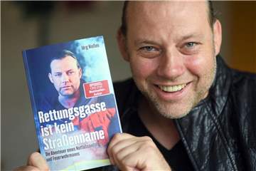 Der Autor Jörg Nießen mit seinem Buch "Rettungsgasse ist kein Straßenname". Foto: Henning Kaiser