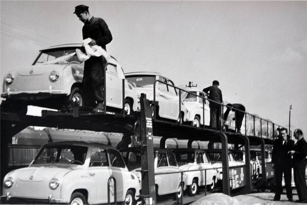 Bodenständig und fleißig: Trauer um Autohaus-Gründer Erwin Schmidt (90) Der Autoverkauf begann mit dem Goggomobil. Eine Zugladung traf damals am Nordbahnhof ein.