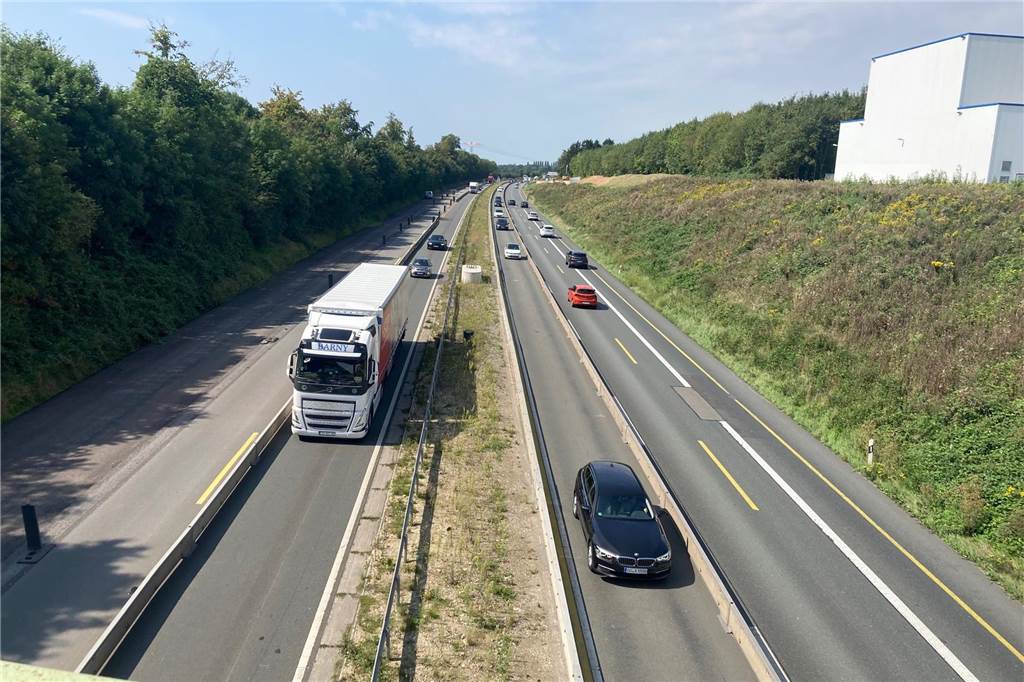 Bauleute wollen bei B1-Ausbau Zeitverzug aufholen Autos auf einer Straße