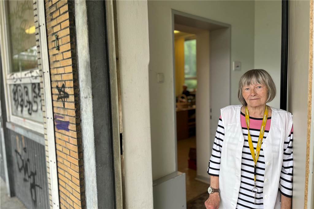 Der Awo-Stadtverband war auch vom Vandalismus betroffen. Rita Wruck vom Vorstand steht an der Tür, die kaputt gemacht wurde. Sie wurde provisorisch mit einer Spanplatte abgedeckt.