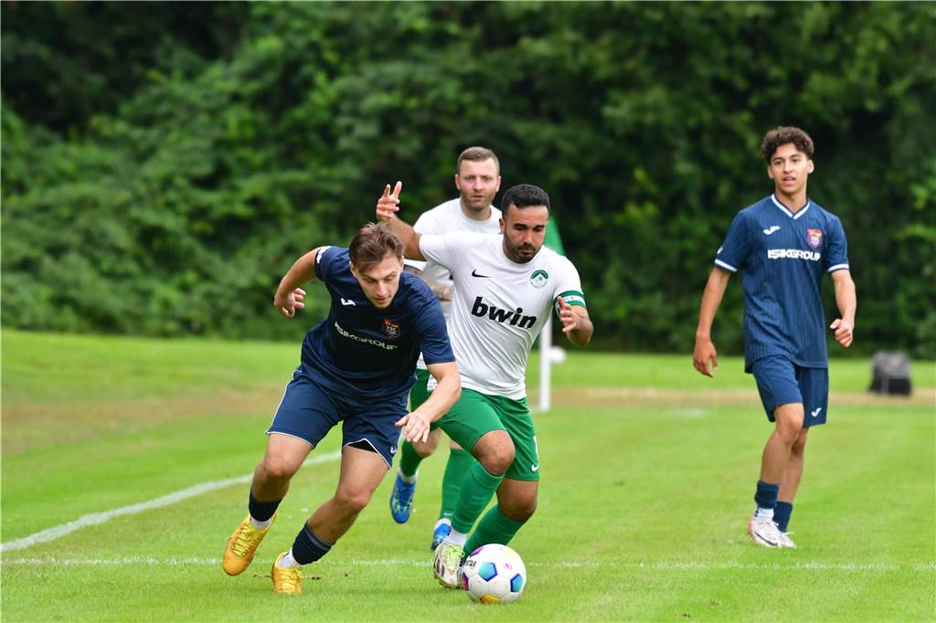 Ein Laufduell zweier Fußballspieler. 