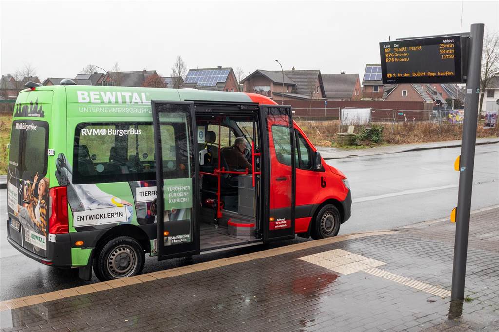 Neuer Bürgerbus ist in Betrieb: Mehr Komfort für Fahrgäste und Fahrer Der B7 ist kompatibel mit der digitalen Anzeige am Vereinshaus.