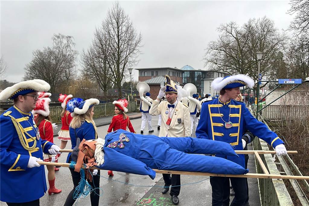 Die Bacchus-Puppe vor dem Sturz übers Brückengeländer der Berkelbrücke