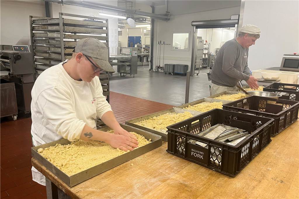 Jens Spahn bei Bäckerei Kanne: Unternehmen kämpft mit Problemen Der Bäckerei fehlt es an Auszubildenden. Vor ein paar Jahren waren es noch über 100. Heute können sie auf 35 Lehrlinge zurückgreifen.