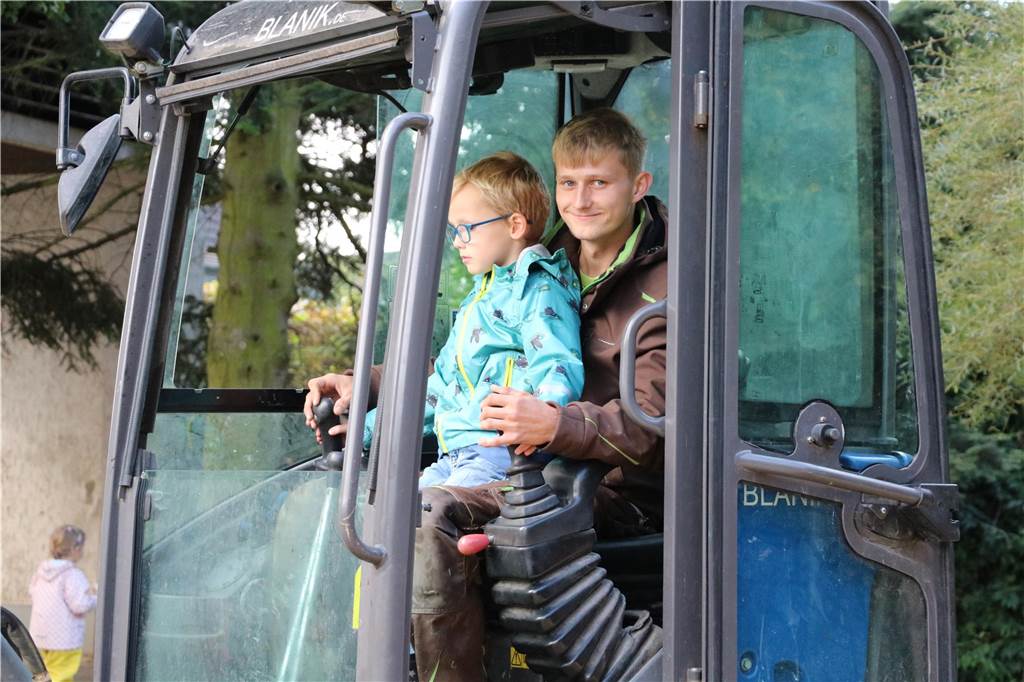 Kleine Landschaftsgärtner: Kirchhellener Betrieb wirbt für den Beruf Der Bagger bleibt das Highlight, denn wann haben die Kinder schon die Möglichkeit, einmal selbst zur Tat zu schreiten und den Sandkasten umzugraben.