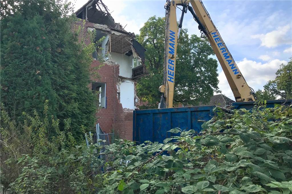 Am Michaelisstift in Lembeck wird der Krankenhausflügel abgerissen Der Bagger hat bereits mit dem Abriss begonnen.