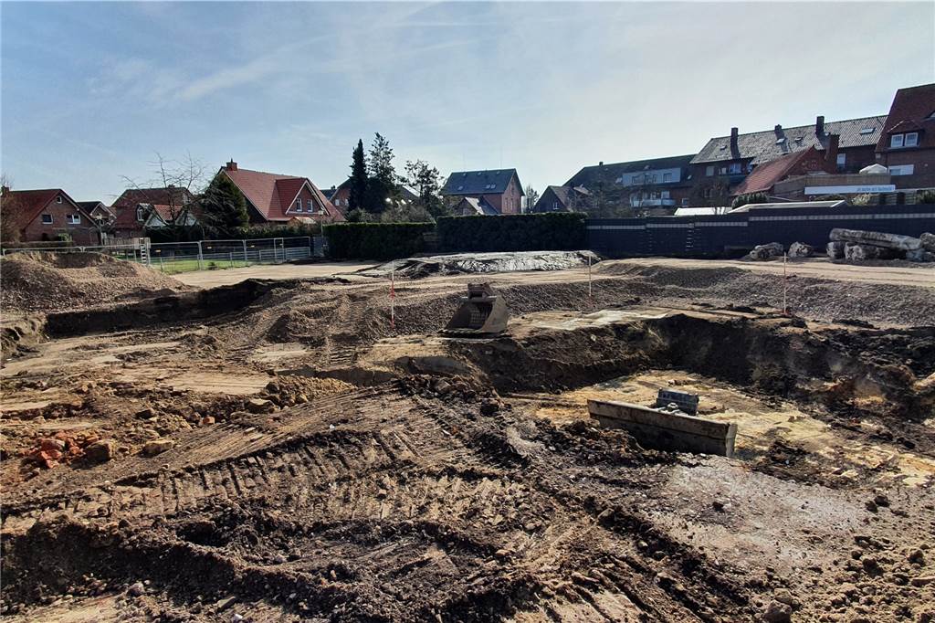 Spatenstich bei herrlichem Sonnenschein für die Tagespflege Herbern Der Bagger hat schon fleißig Vorarbeit auf dem Gelände der künftigen Tagespflegeeinrichtung geleistet.